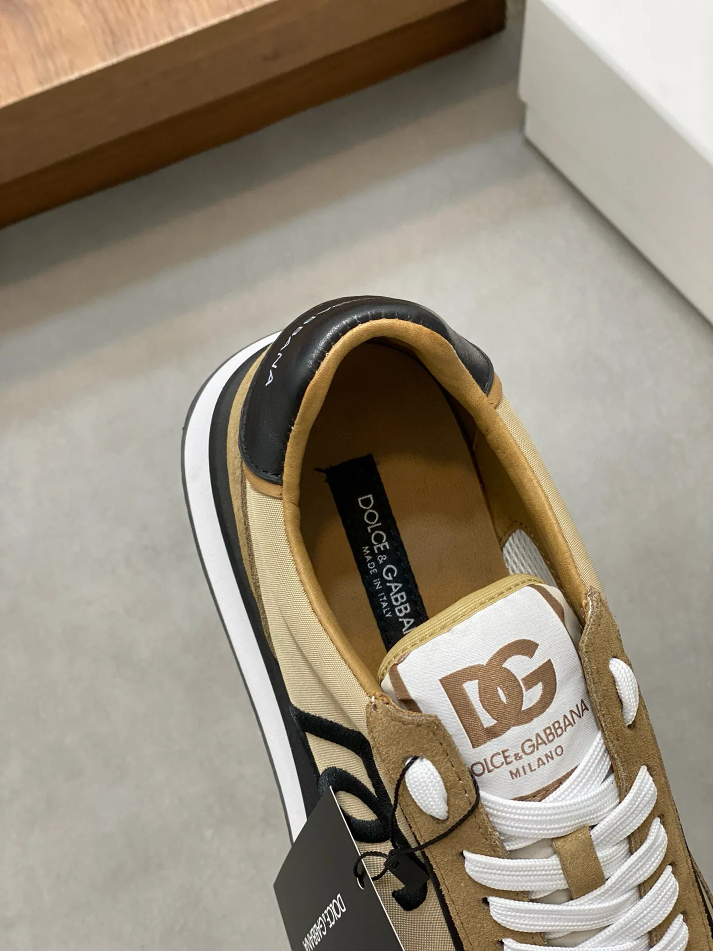 Factory price: 458💰••New products••Dolce&Gabbana••DG✔️High-end men's sports•casual shoes. Original goods from top counters. Original imported cowhide, multi-material splicing design ➕Imported cowhide lining, cowhide feet ➕Original TPR elastic outsole. Size: 39-44 (38, 45 customized)